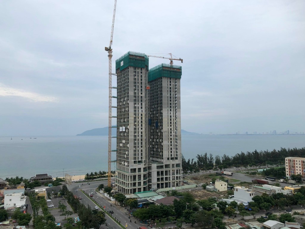 dự án Khu căn hộ Asiana do Công ty TNHH Asiana Paramount đang khởi động việc thi công tầng trên cùng của 2 tòa tháp đôi (Ảnh Đ.Minh)