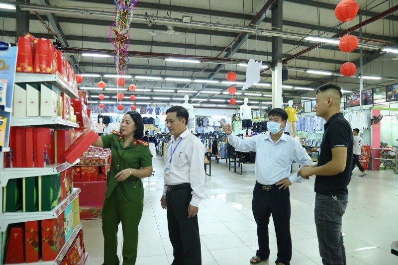 Đoàn kiểm tra liên ngành của huyện Thường Tín kiểm tra chất lượng hàng hóa bán tại các siêu thị. Ảnh: Lâm Nguyễn