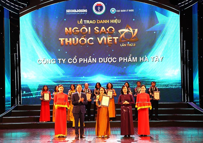 Bà Lê Việt Linh - Phó Tổng giám đốc Dược Hà Tây nhận danh hiệu Doanh nghiệp đạt giải Ngôi sao thuốc Việt lần 2