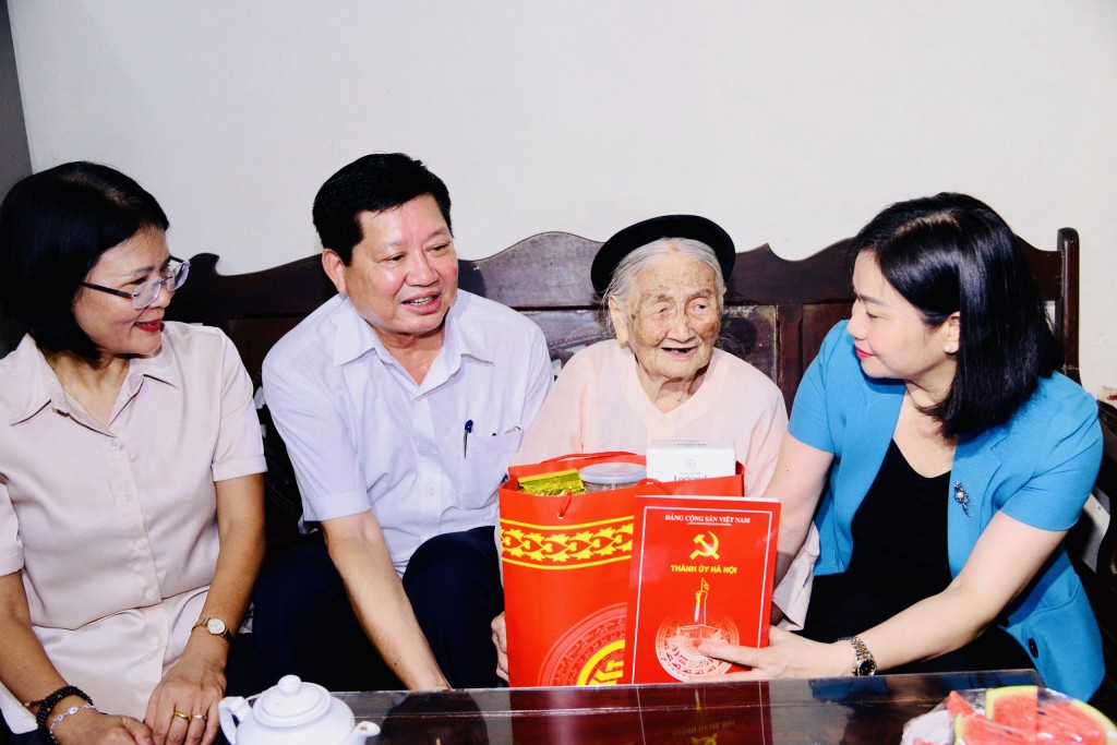 Phó Bí thư Thường trực Thành uỷ Nguyễn Thị Tuyến thăm, tặng quà gia đình chính sách huyện Thanh Trì