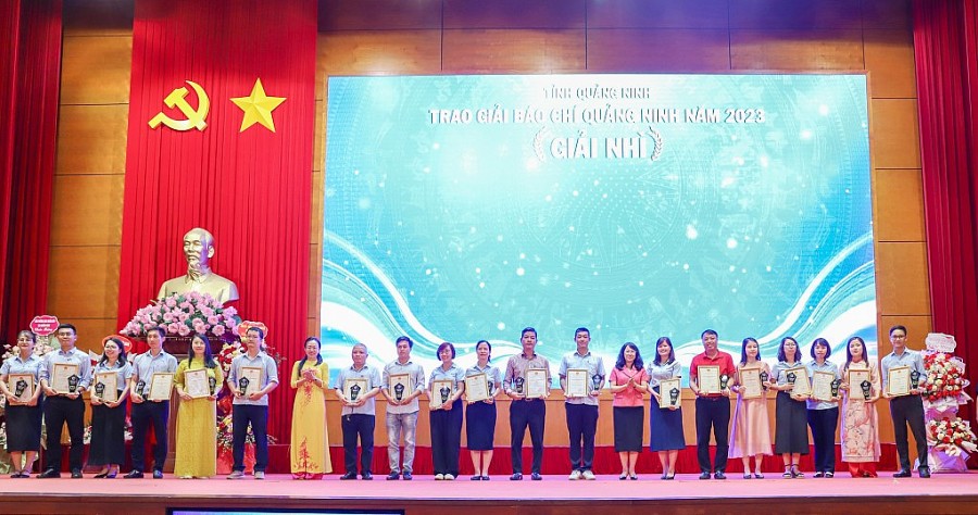 Các tác giả, nhóm tác giả có tác phẩm đạt giải Nhì Giải Báo chí Quảng Ninh năm 2023.