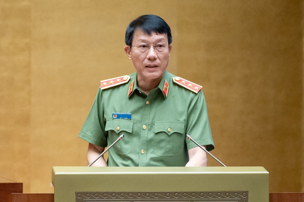 Bộ trưởng Bộ Công an Lương Tam Quang trình bày Tờ trình về dự án Luật Phòng cháy, chữa cháy và cứu nạn, cứu hộ