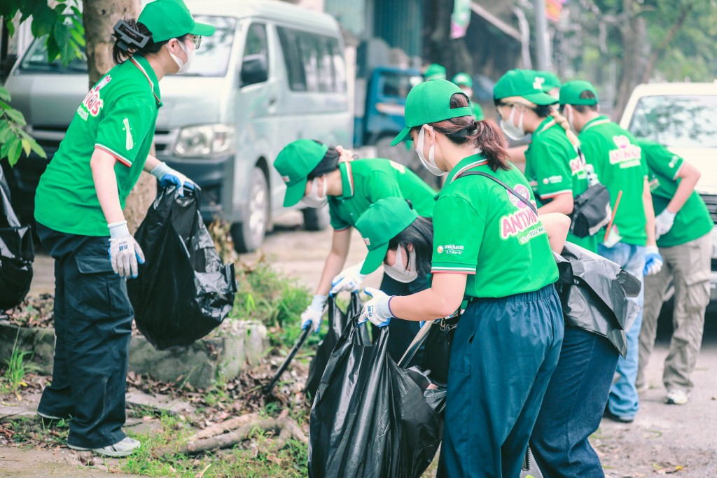 Nhân viên Diana Unicharm tiến hành thu gon rác, làm sạch khu phố