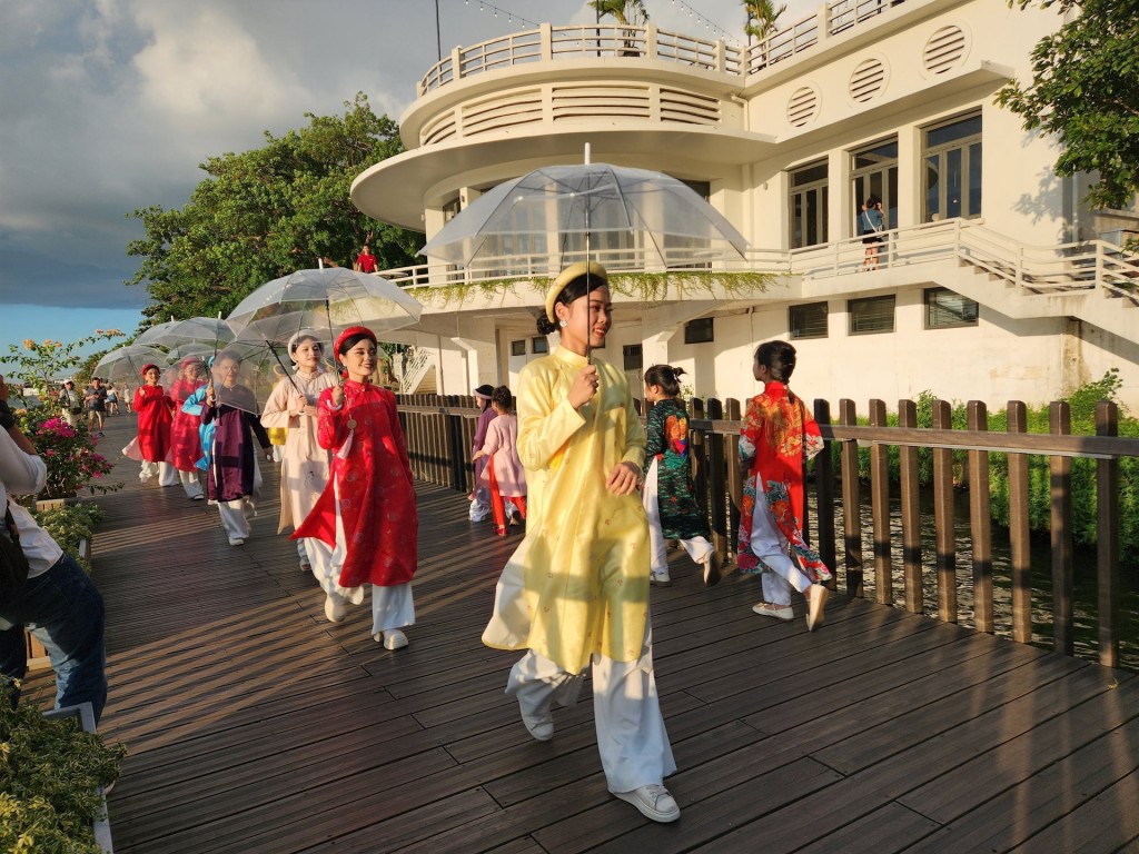 Áo dài: Nét đẹp văn hóa truyền thống của người phụ nữ Việt Nam