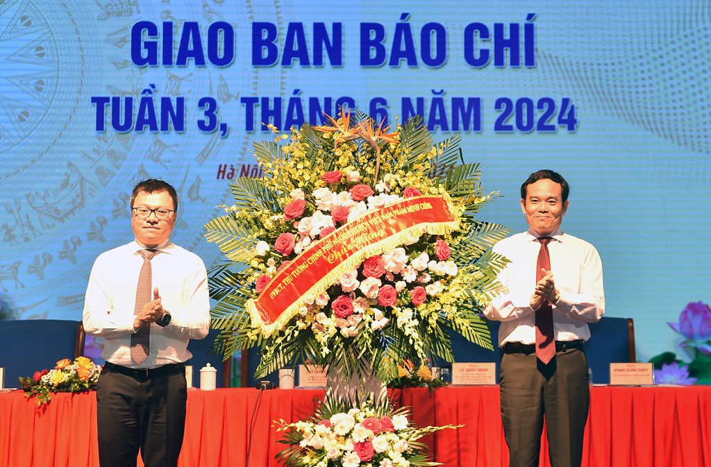 Phó Thủ tướng Trần Lưu Quang chúc mừng đội ngũ làm báo cả nước nhân kỉ niệm 99 năm Ngày Báo chí cách mạng Việt Nam - Ảnh: VGP/Hải Minh