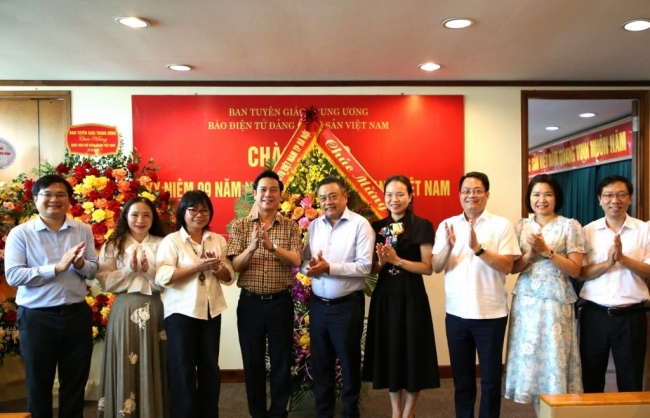 Chủ tịch UBND TP Hà Nội thăm, chúc mừng các cơ quan báo chí