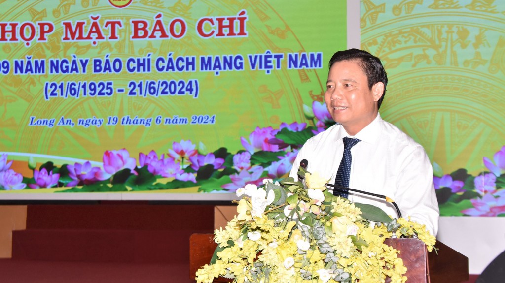 Ông Phạm Tấn Hòa, Phó Chủ tịch UBND tỉnh Long An phát biểu chúc mừng nhân Ngày Báo chí Cách mạng Việt Nam. (Ảnh: Bạch Thanh)