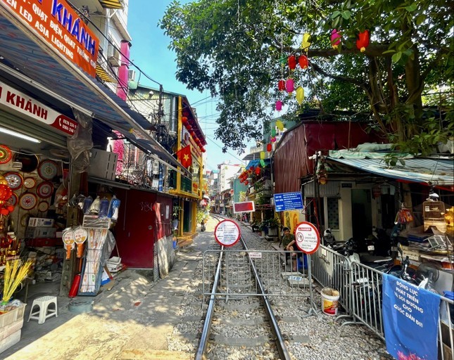 Cần xử lý nghiêm vi phạm hành lang an toàn giao thông đường sắt