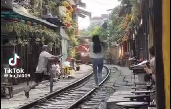 Cần xử lý nghiêm vi phạm hành lang an toàn giao thông đường sắt