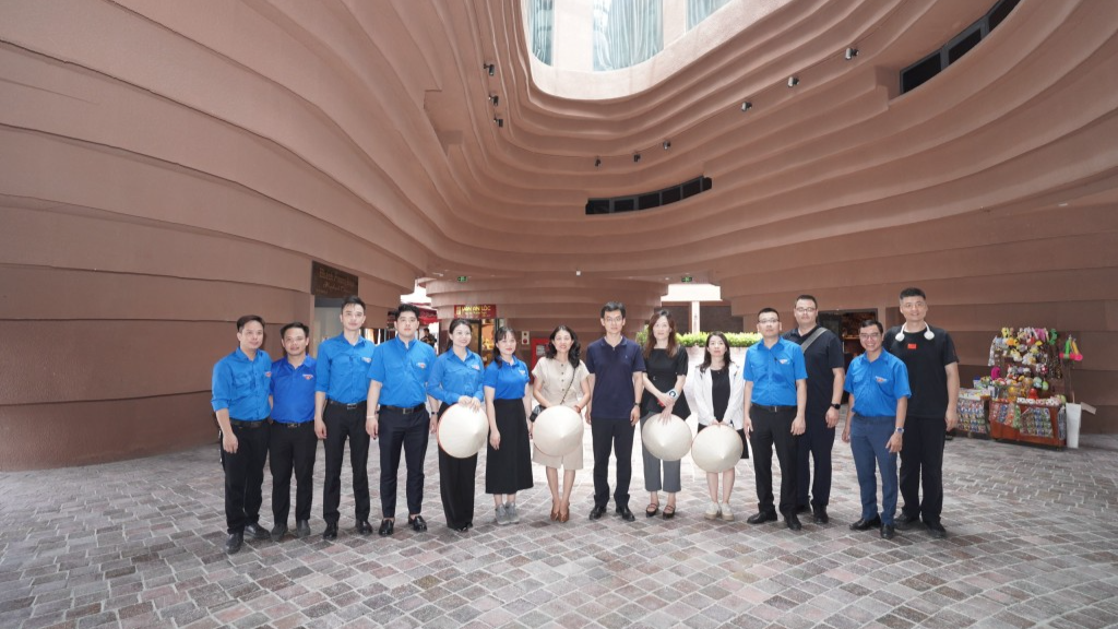 Đoàn Thanh niên Thành phố Bắc Kinh, Trung Quốc trải nghiệm gốm Bát Tràng Đoàn Thanh niên Thành phố Bắc Kinh, Trung Quốc trải nghiệm gốm Bát Tràng
