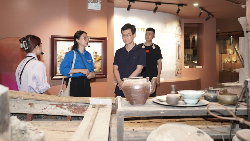 Đoàn Thanh niên Thành phố Bắc Kinh, Trung Quốc trải nghiệm gốm Bát Tràng Đoàn Thanh niên Thành phố Bắc Kinh, Trung Quốc trải nghiệm gốm Bát Tràng