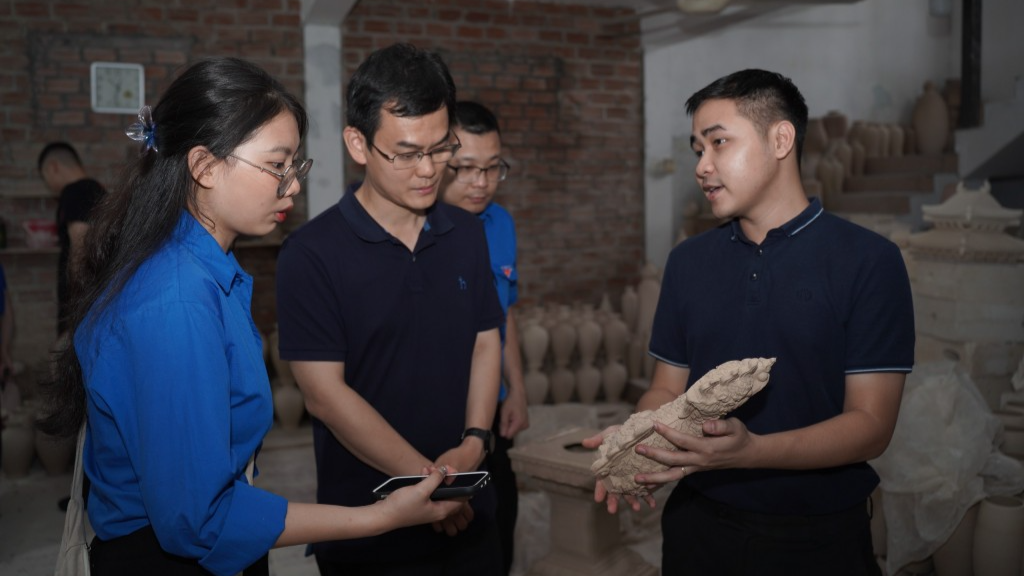 Đoàn Thanh niên Thành phố Bắc Kinh, Trung Quốc trải nghiệm gốm Bát Tràng Đoàn Thanh niên Thành phố Bắc Kinh, Trung Quốc trải nghiệm gốm Bát Tràng
