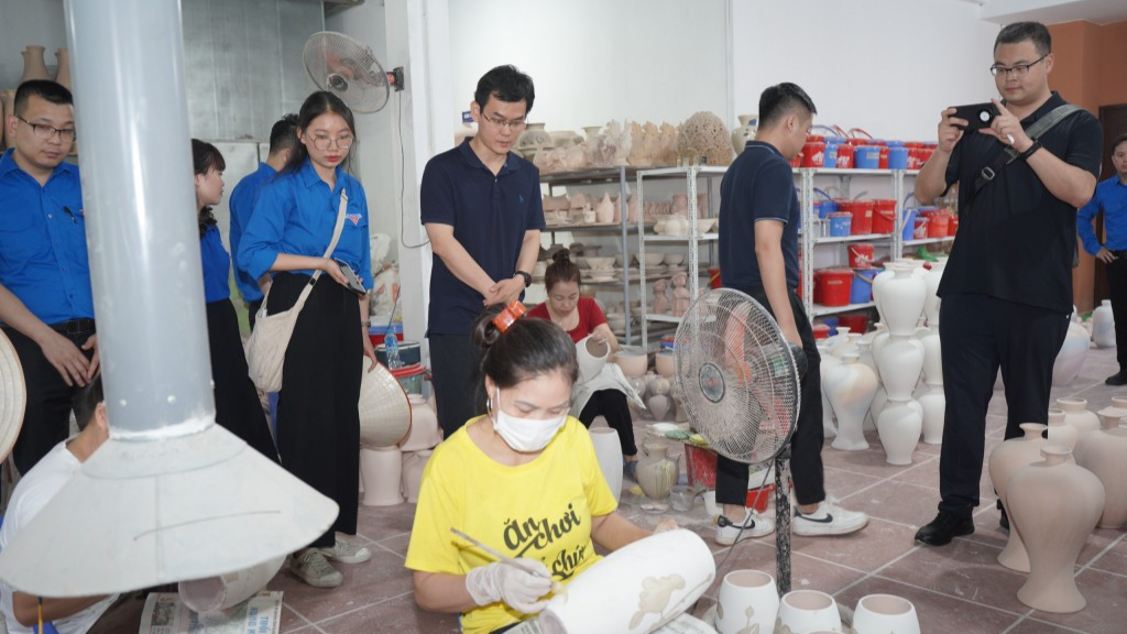 Đoàn Thanh niên Thành phố Bắc Kinh, Trung Quốc trải nghiệm gốm Bát Tràng