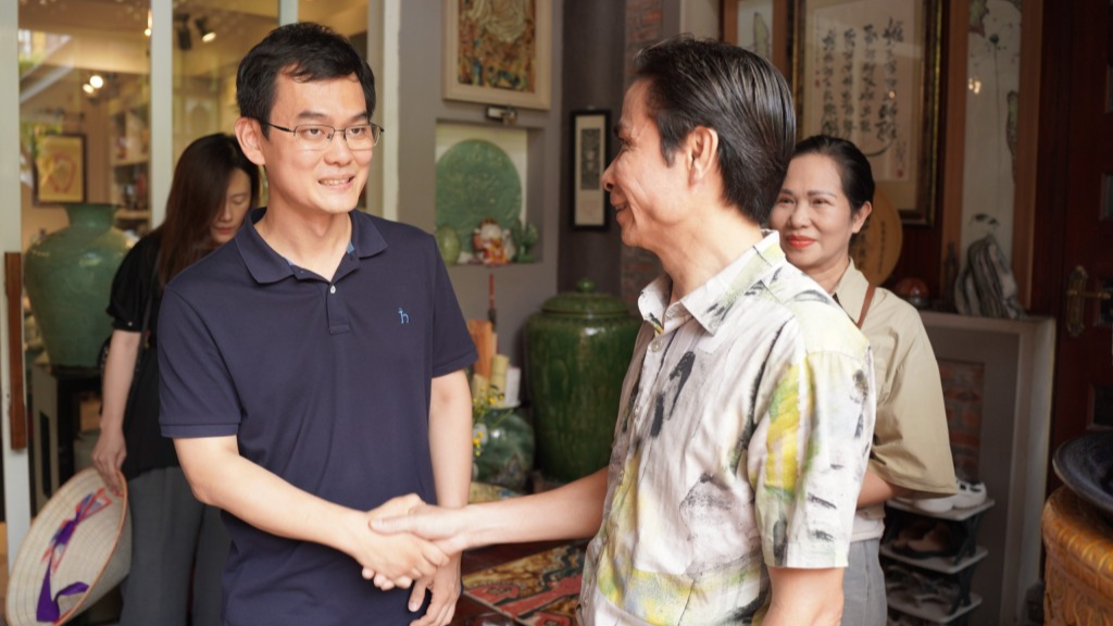 Đoàn Thanh niên Thành phố Bắc Kinh, Trung Quốc trải nghiệm gốm Bát Tràng Đoàn Thanh niên Thành phố Bắc Kinh, Trung Quốc trải nghiệm gốm Bát Tràng