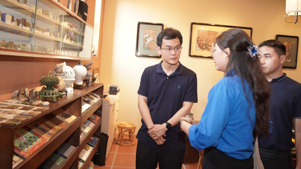 Đoàn Thanh niên Thành phố Bắc Kinh, Trung Quốc trải nghiệm gốm Bát Tràng Đoàn Thanh niên Thành phố Bắc Kinh, Trung Quốc trải nghiệm gốm Bát Tràng