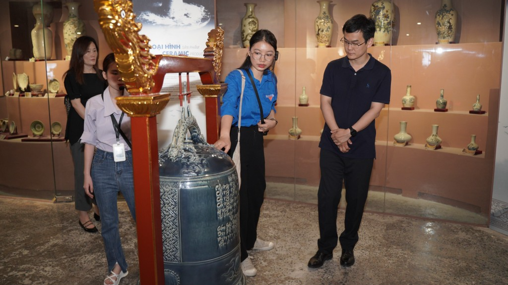 Đoàn Thanh niên Thành phố Bắc Kinh, Trung Quốc trải nghiệm gốm Bát Tràng Đoàn Thanh niên Thành phố Bắc Kinh, Trung Quốc trải nghiệm gốm Bát Tràng