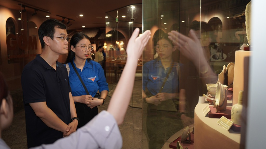 Đoàn Thanh niên Thành phố Bắc Kinh, Trung Quốc trải nghiệm gốm Bát Tràng