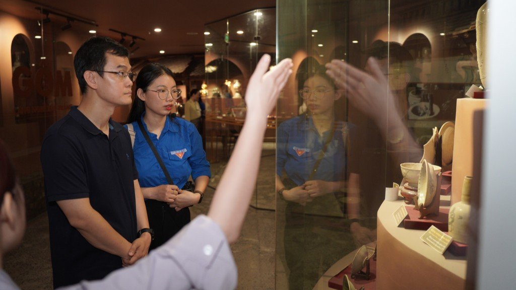Đoàn Thanh niên Thành phố Bắc Kinh, Trung Quốc trải nghiệm gốm Bát Tràng Đoàn Thanh niên Thành phố Bắc Kinh, Trung Quốc trải nghiệm gốm Bát Tràng