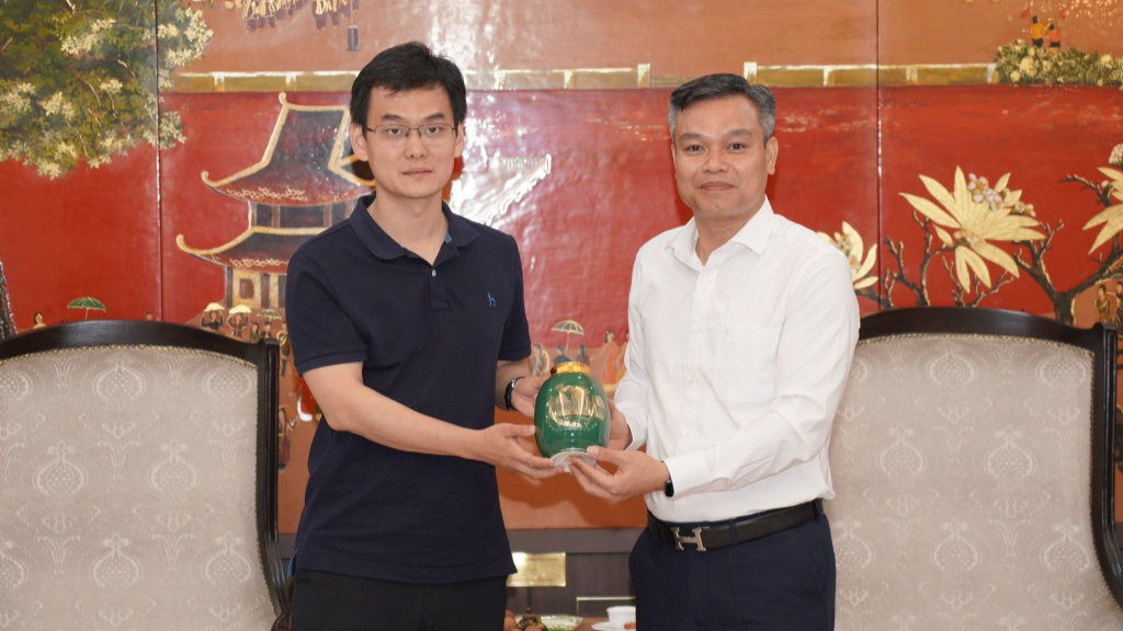 Đoàn Thanh niên Thành phố Bắc Kinh, Trung Quốc trải nghiệm gốm Bát Tràng Đoàn Thanh niên Thành phố Bắc Kinh, Trung Quốc trải nghiệm gốm Bát Tràng