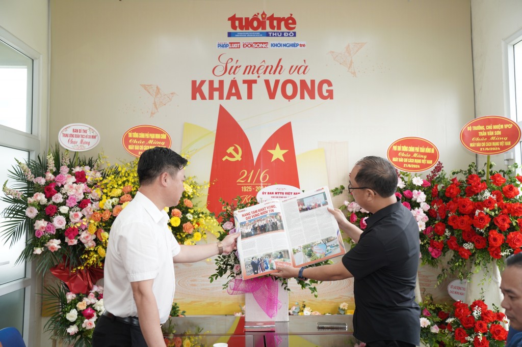 Lãnh đạo MTTQ TP Hà Nội chúc mừng báo Tuổi trẻ Thủ đô