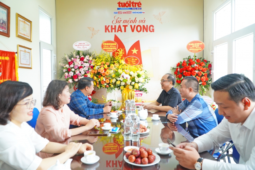 Lãnh đạo huyện Thanh Oai chúc mừng Báo Tuổi trẻ Thủ đô
