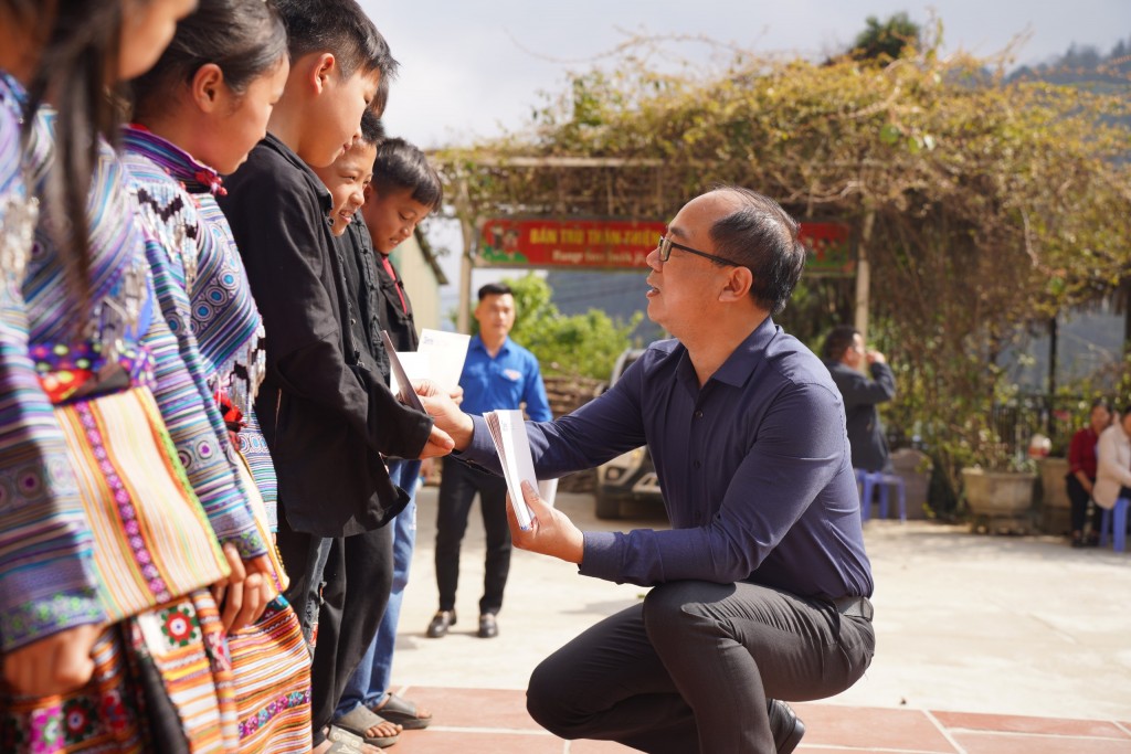 Nhà báo Nguyễn Mạnh Hưng, Tổng Biên tập báo Tuổi trẻ Thủ đô trao các phần quà ý nghĩa tới học sinh trường Tiểu học Bản Phố (Bắc Hà, Lào Cai)