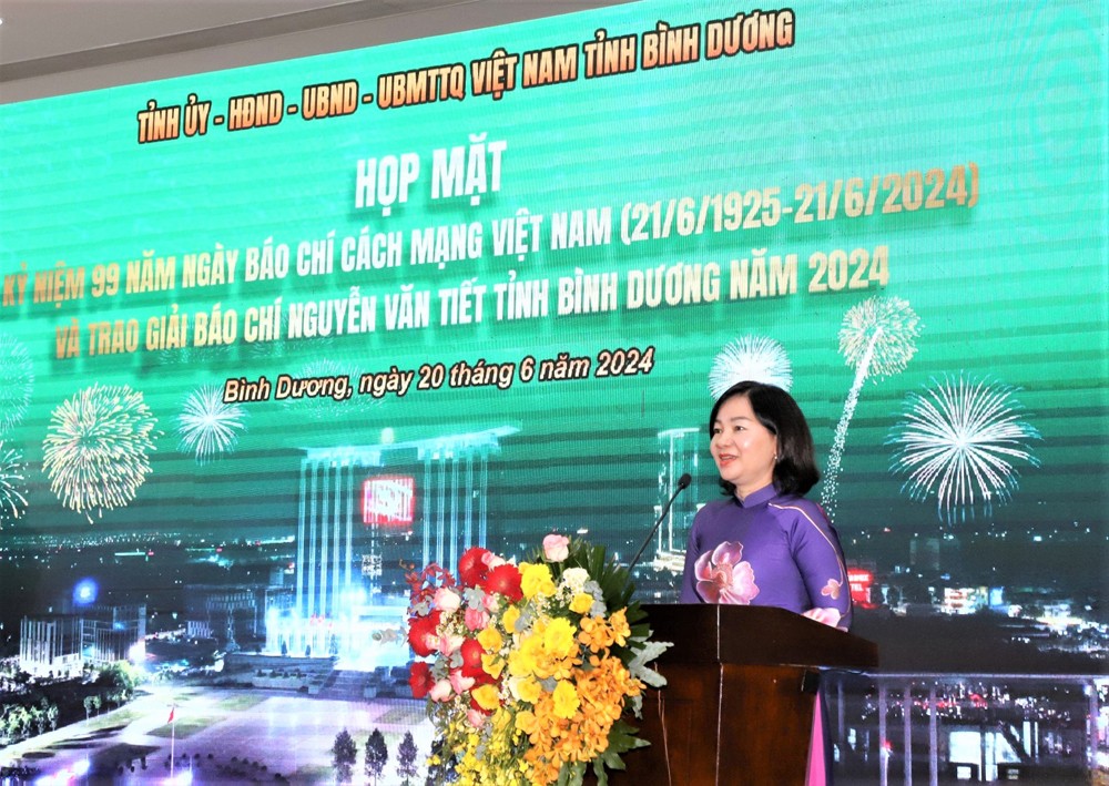 Bà Trương Thị Bích Hạnh, Ủy viên Thường vụ, Trưởng Ban Tuyên giáo Tỉnh ủy phát biểu tại buổi họp mặt.