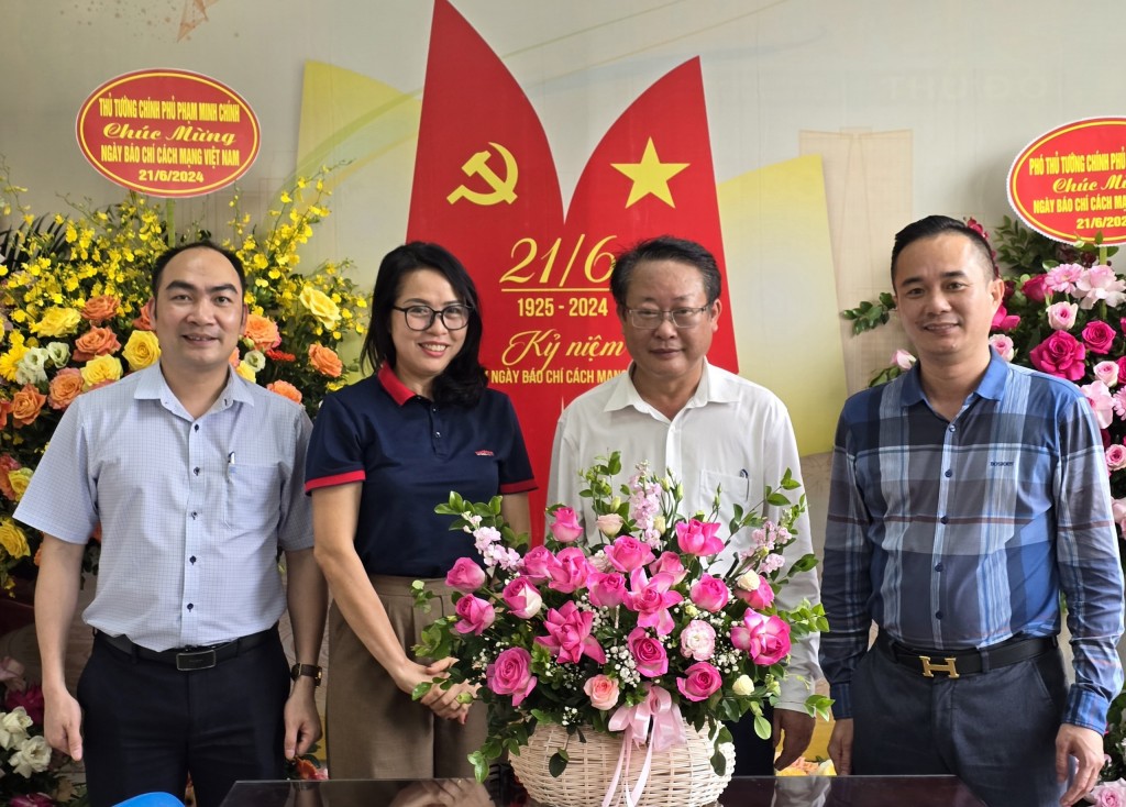 Đại diện Học viện Nông nghiệp Việt Nam chụp ảnh lưu niệm với lãnh đạo Báo Tuổi trẻ Thủ đô