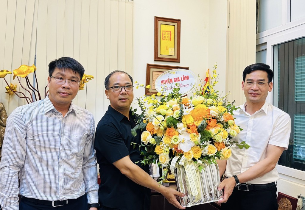Nhà báo Nguyễn Mạnh Hưng thay mặt Báo Tuổi trẻ Thủ đô nhận lẵng hoa tươi thắm từ đồng chí Trưởng Ban Dân vận Huyện uỷ huyện Gia Lâm