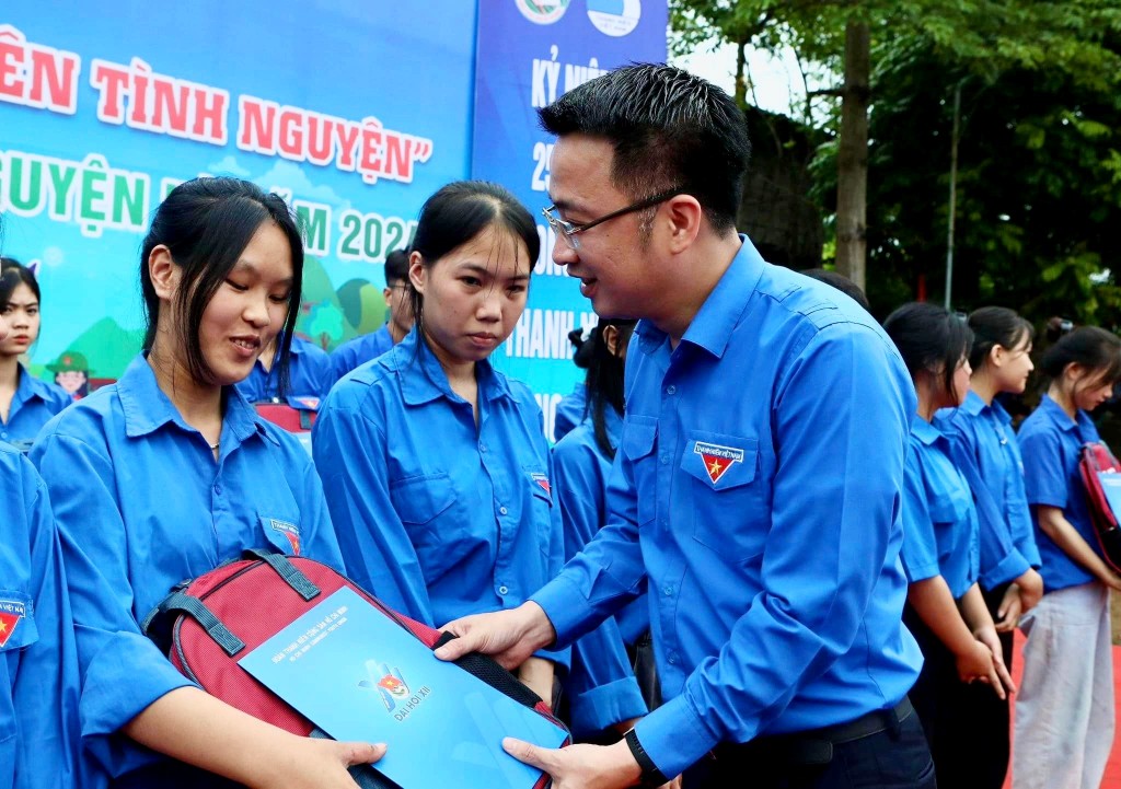 Đồng chí Nguyễn Tường Lâm, Bí thư Bí thư T.Ư Đoàn, tặng quà cho thanh niên trong lễ ra quân Chiến dịch tình nguyện hè năm 2024 tại Tuyên Quang