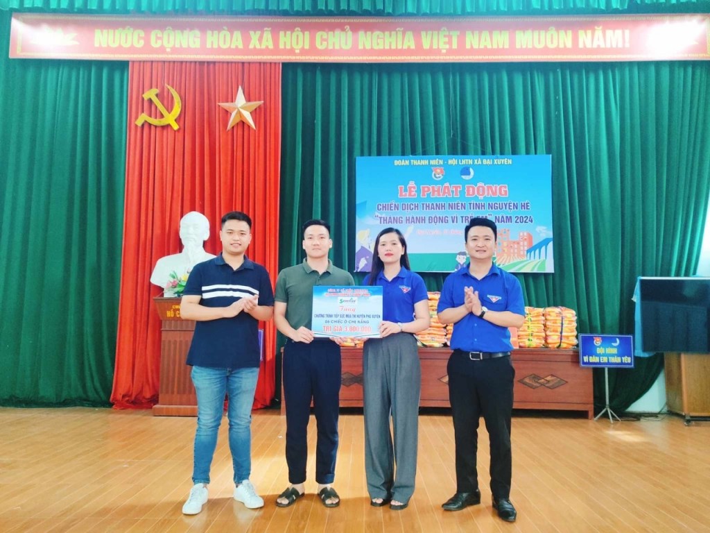 Chị Nguyễn Thị Thanh Mai, Phó Bí thư Huyện đoàn Phú Xuyên, Hà Nội (thứ hai từ phải sang)