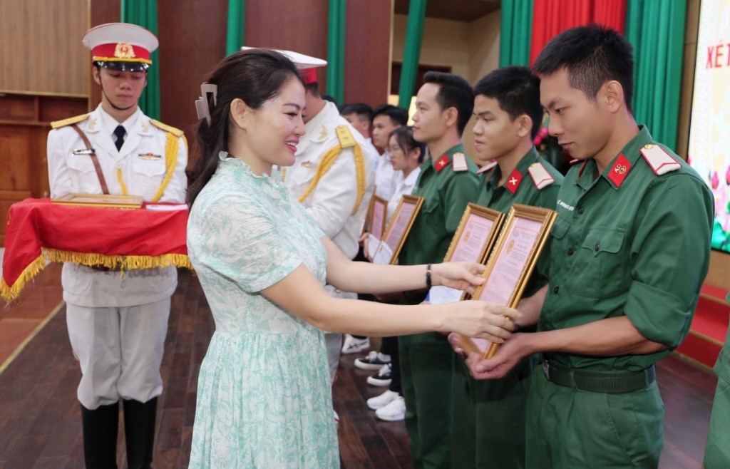 Động viên học sinh dự xét tuyển vào trường quân đội