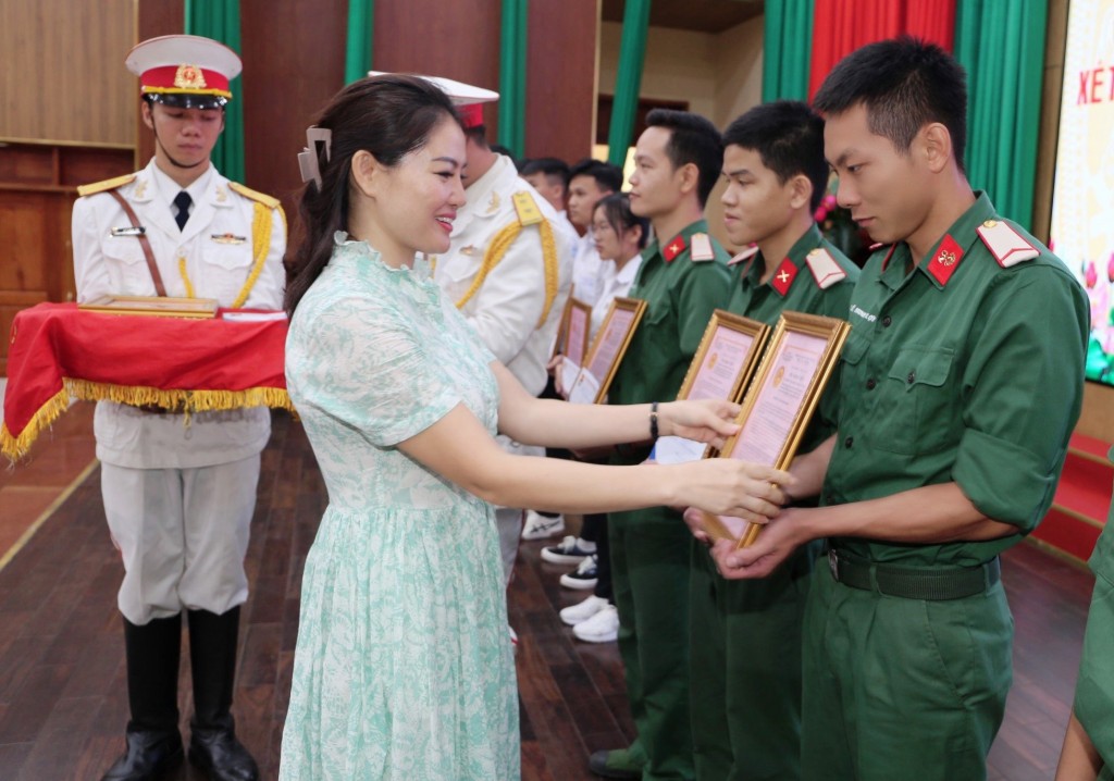 Động viên học sinh dự xét tuyển vào nhà trường trong quân đội