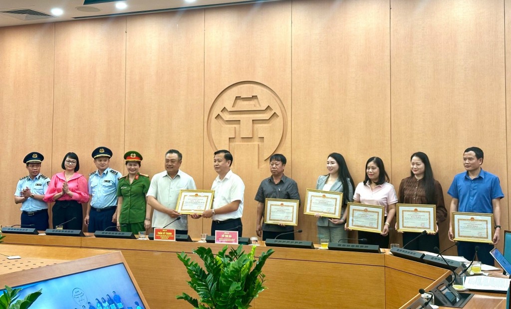 Chủ tịch UBND TP Hà Nội Trần Sỹ Thanh trao bằng khen cho ông Đặng Thanh Phong, Chi cục trưởng Chi cục An toàn vệ sinh thực phẩm Hà Nội