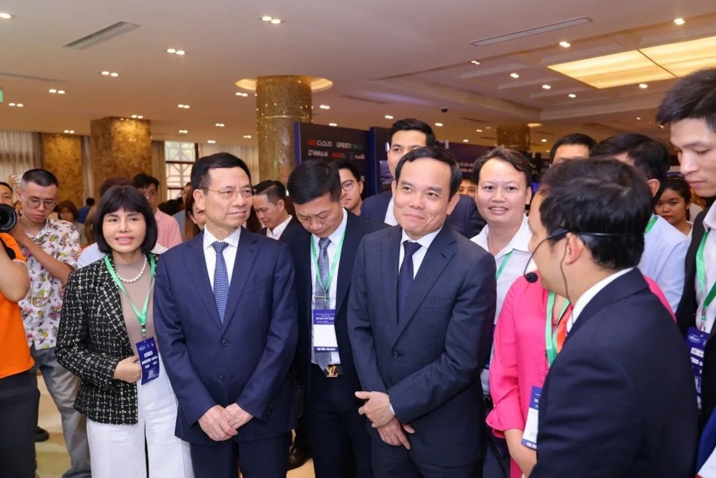 Phó Thủ tướng Trần Lưu Quang và Bộ trưởng Bộ Thông tin và Truyền thông Nguyễn Mạnh Hùng tham quan các gian hàng triển lãm bên lề Vietnam - Asia DX Summit 2024