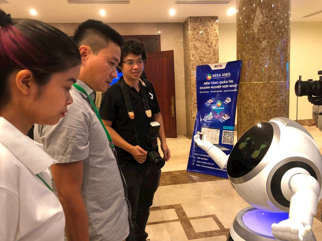 Robot tích hợp trợ lý AI của MISA trình diễn tại diễn đàn Vietnam - Asia DX Summit năm 2024