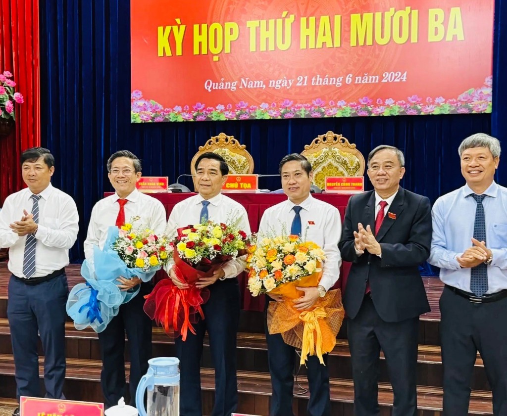 HĐND tỉnh Quảng Nam xác nhận kết quả bầu cử chức danh Chủ tịch UBND tỉnh và 2 Phó Chủ tịch UBND tỉnh đạt 100% số phiếu.