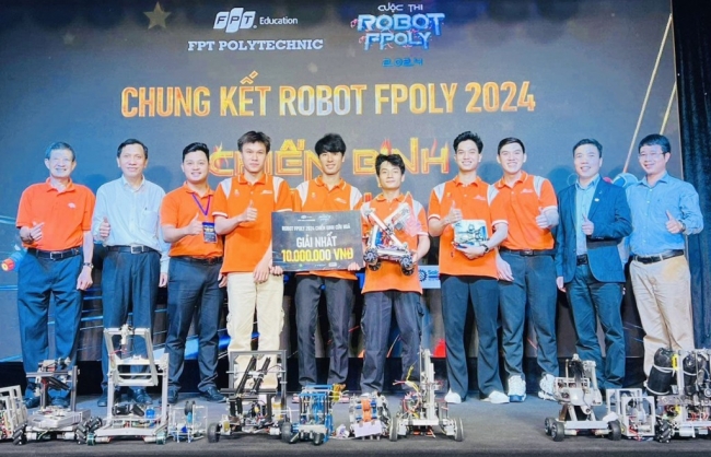 “Robot Fpoly 2024” - lính cứu hỏa thời công nghệ dần hiện diện