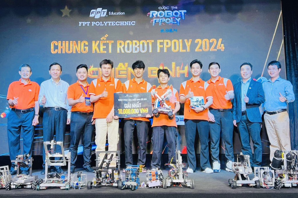 “Robot Fpoly 2024” - lính cứu hỏa thời công nghệ dần hiện diện