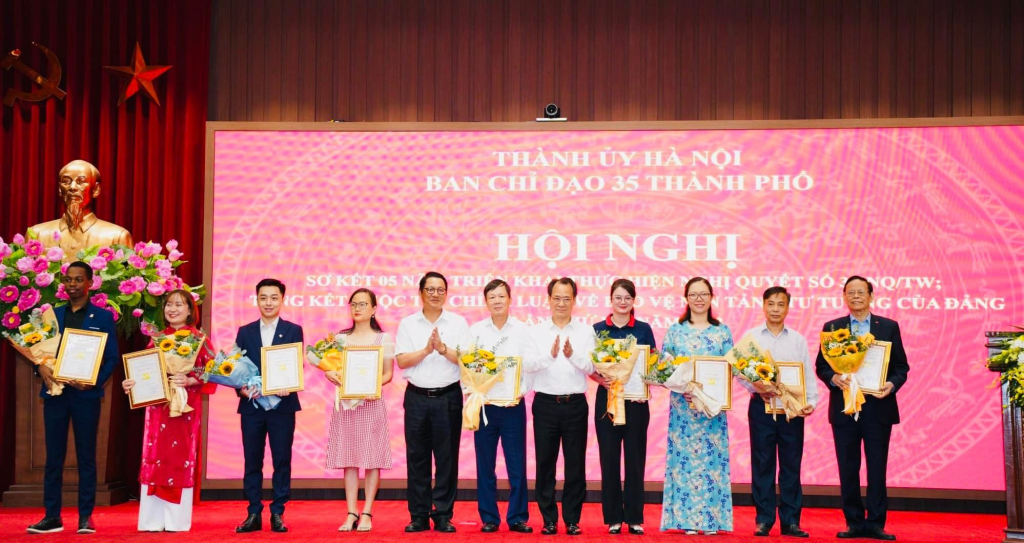 Phóng viên báo TTTĐ (đứng thứ 8 từ trái sang) đoạt giải nhì cuộc thi chính luận về bảo vệ nền tảng tư tưởng của Đảng lần thứ 3