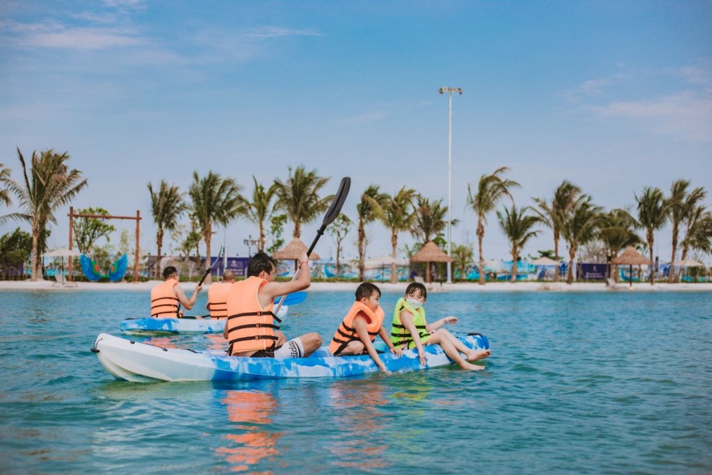   Cư dân nhí Vinhomes sẽ được học cách chèo thuyền, kỹ năng chống đuối nước… trong “Trại thể thao sinh tồn rèn luyện thể chất”