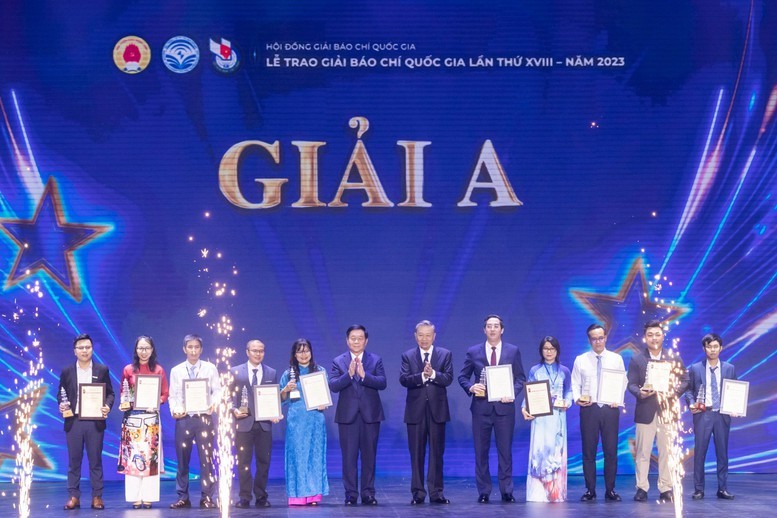 Chủ tịch nước Tô Lâm và Trưởng Ban Tuyên giáo Trung ương Nguyễn Trọng Nghĩa trao giải A cho các tác giả, đại diện nhóm tác giả đoạt giải - Ảnh: VGP/Nhật Bắc