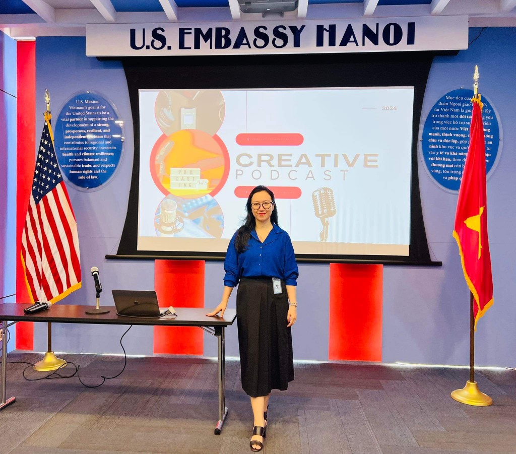 Tiến sĩ Nguyễn Nga Huyền giảng dạy khóa Sáng tạo podcast tại Trung tâm Hoa Kỳ Hà Nội, Đại sứ quán Hoa Kỳ