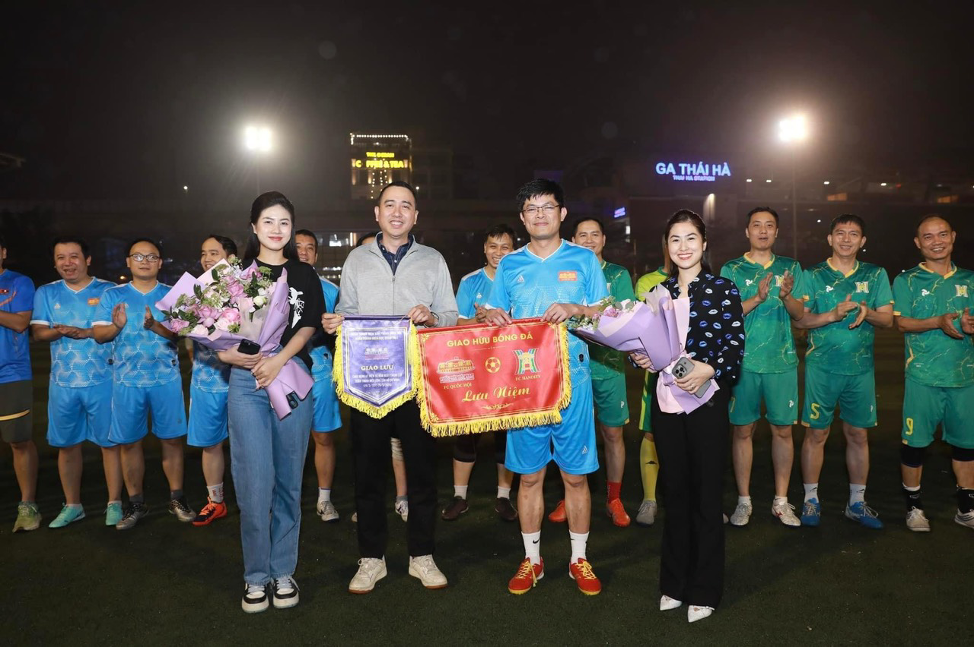 Bí thư Đoàn Thanh niên Đài PT-TH Hà Nội, Huyền Chi (bên phải) trong buổi giao lưu đá bóng 