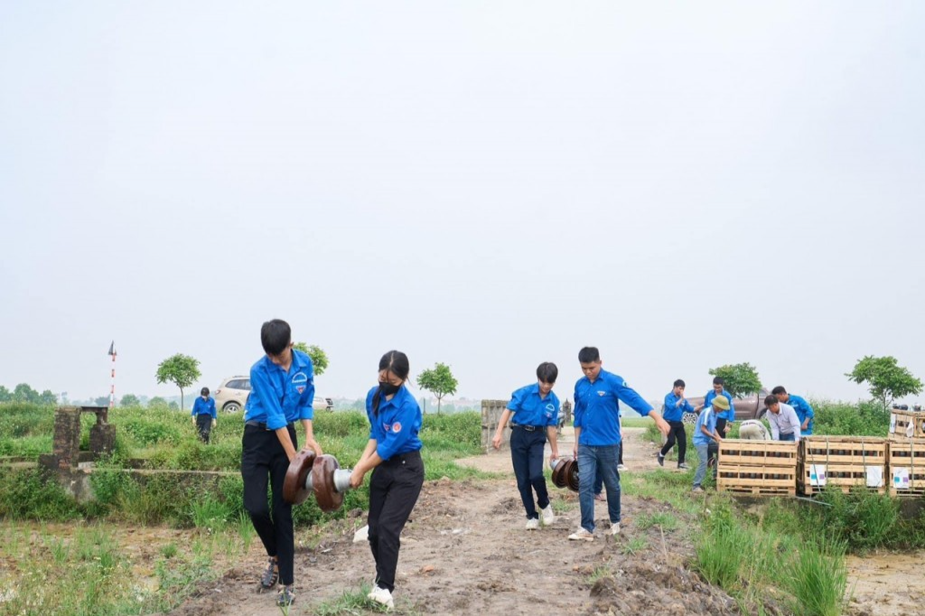 Thanh niên tình nguyện thuộc các đội xung kích Tỉnh đoàn Hải Dương phấn khởi, tự hào khi được góp sức mình trên các điểm thi công của Dự án đường dây 500kV mạch 3.