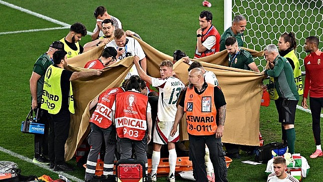 Khoảnh khắc kinh hoàng của Eriksen tái hiện ở EURO 2024, cầu thủ được đồng đội che bạt, đưa lên cáng đi viện