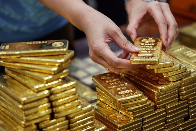 Theo nhiều chuyên gia, giá trị của vàng, phần lớn, dựa trên sự sợ hãi. Nhà đầu tư mua nó khi họ nghĩ rằng tiền tệ đang bất ổn hoặc toàn bộ nền kinh tế đang lung lay. 
