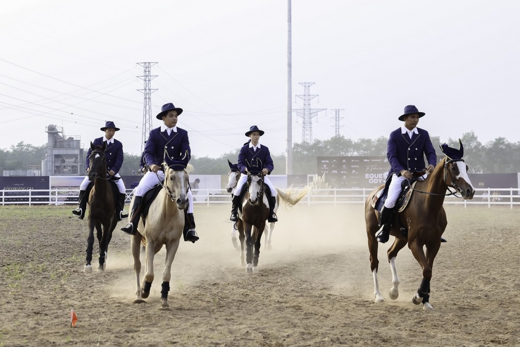 Trình diễn cưỡi ngựa phong cách Anh tại Vinpearl Horse Academy Vũ Yên