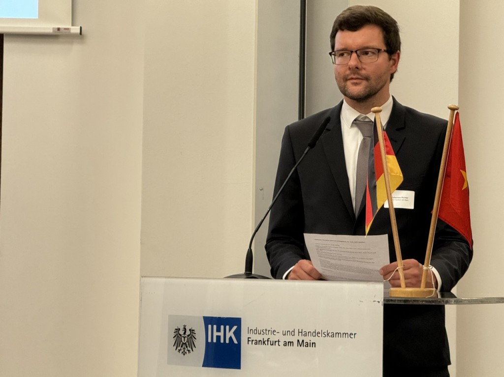 Ông Johannes Richter, Giám đốc Kinh doanh quốc tế thị trường Ấn Độ và Châu Á, IHK phát biểu tại buổi làm việc