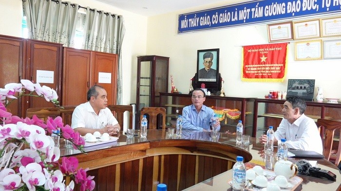 Phó Chủ tịch Thường trực UBND tỉnh  Quảng Ngãi nghe báo cáo công tác chuẩn bị tại các điểm thi (Ảnh: quangngai.gov.vn)
